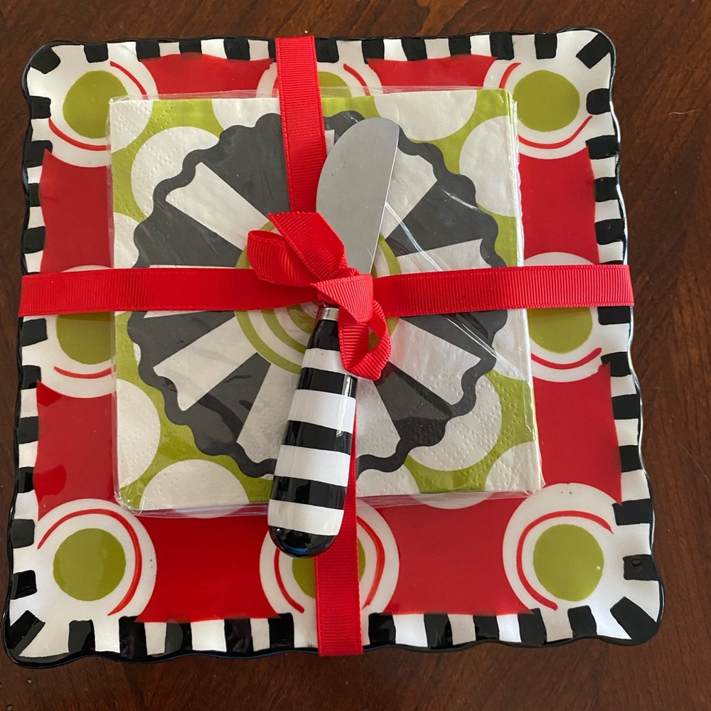 MudPie Cheese Plate/Stand, Napkins and Spreader